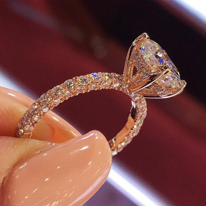 Luxury Zinc Alloy Cubic Zirconia Decor Engagement Ring For Women